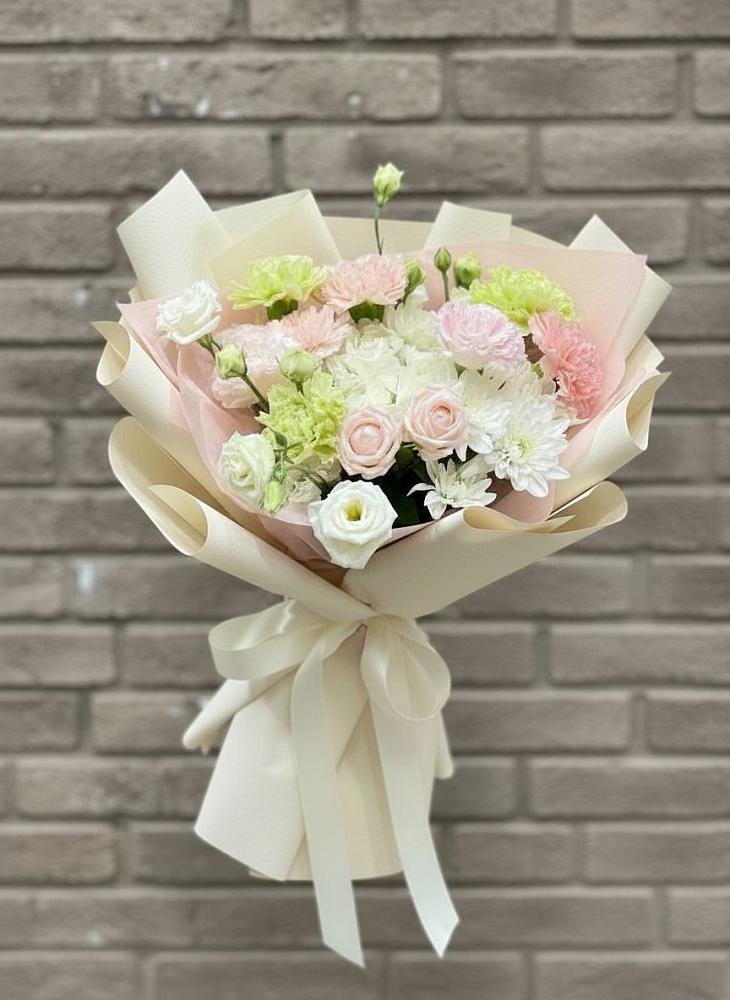 Букет цветов из: Гвоздики, Розы, Лизиантусы и Хризантемы в Баранчинский