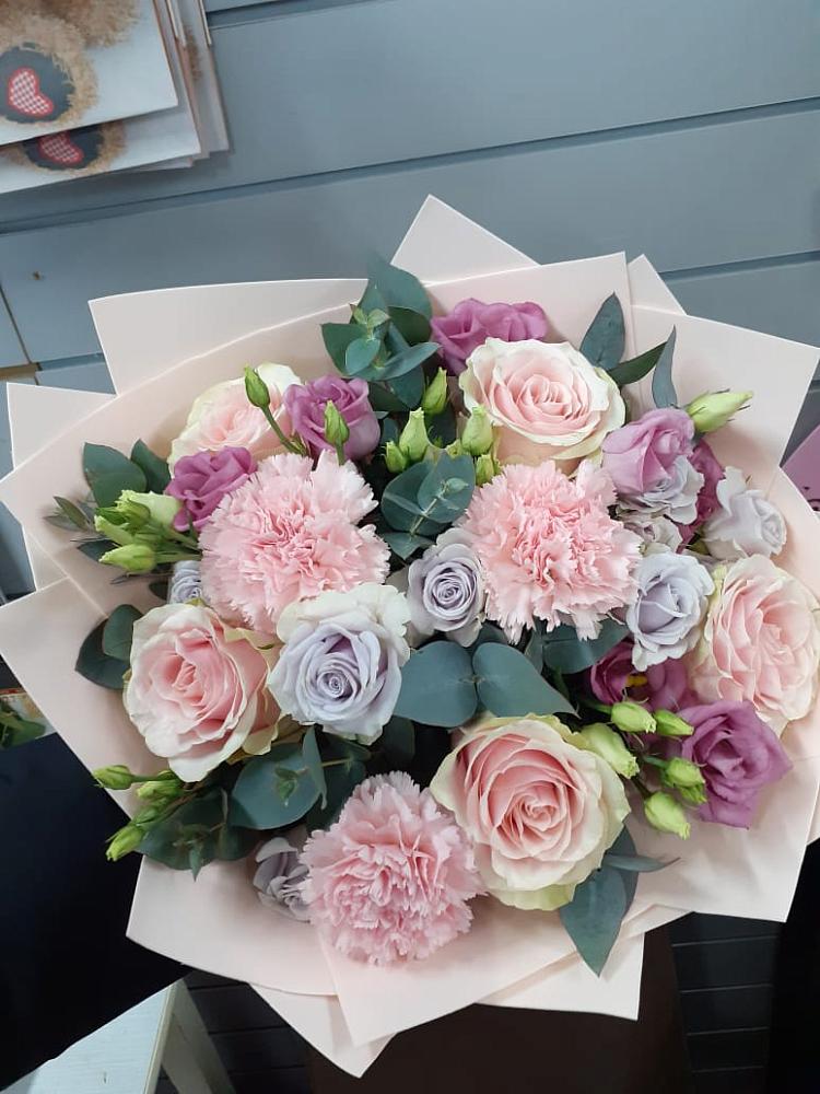 Букет цветов из: Розы, Гвоздики и Лизиантусы в Баранчинский